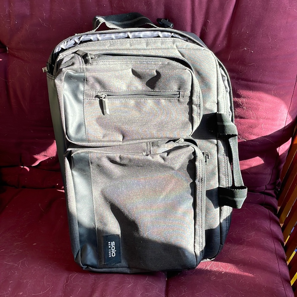 Computer bag/back pack with attachable crossbody strap.